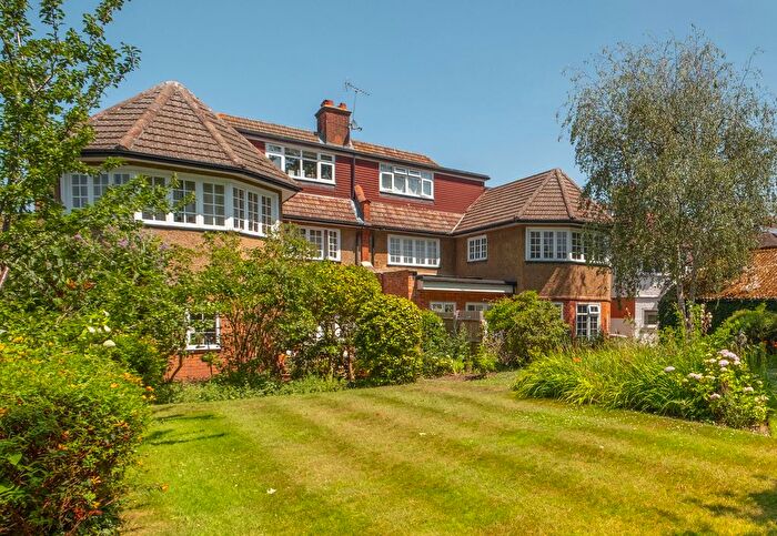 1 Bedroom Flat For Sale In Cranes Drive, Surbiton, KT5