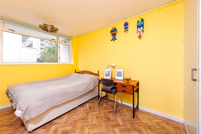 1 Bedroom Flat For Sale In Churchill Gardens, Pimlico, London, Uk, SW1V