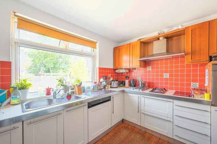 3 Bedroom Semi-Detached House To Rent In Shortway, North Finchley, London, N12