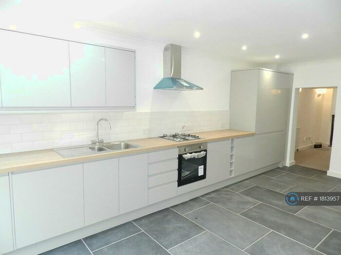 2 Bedroom Detached House To Rent In Cowleaze Road, Kingston Upon Thames, KT2