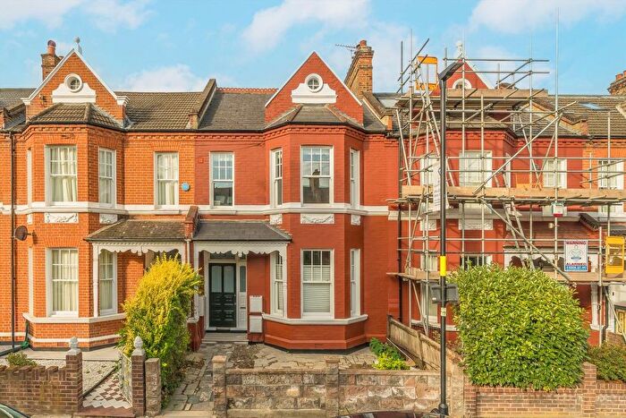 3 Bedroom Flat To Rent In Briarwood Road, Clapham, SW4