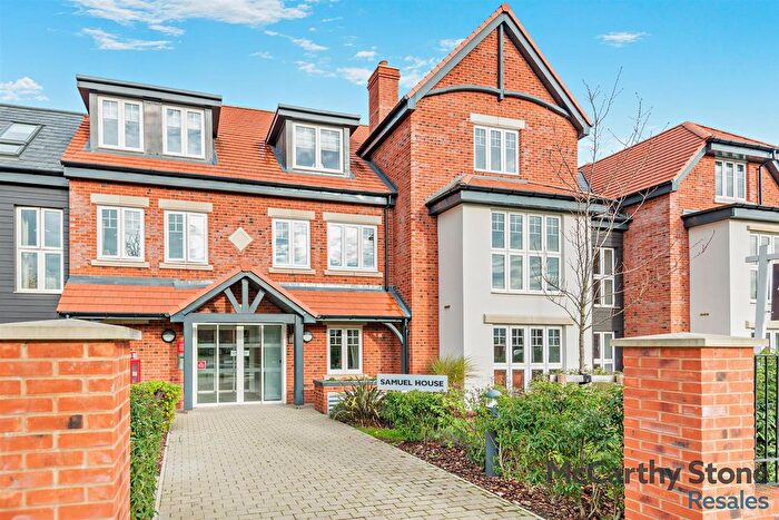 2 Bedroom Flat For Sale In Westpole Avenue, Barnet, EN4