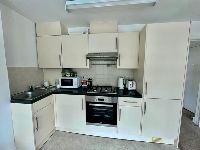 1 Bedroom Flat To Rent In West Hill, Epsom, KT19