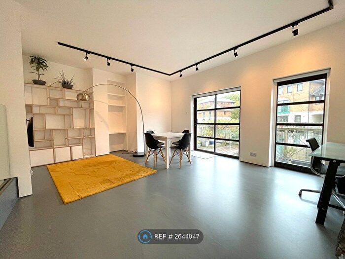 2 Bedroom Flat To Rent In Plover Way, London, SE16