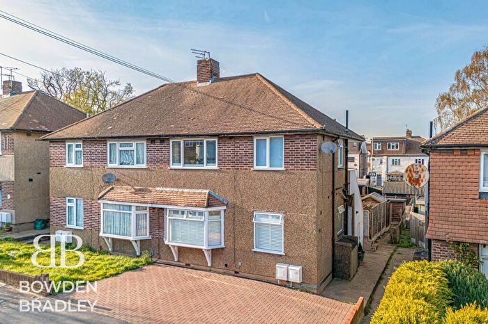 2 Bedroom Ground Maisonette For Sale In Brunswick Gardens, Hainault, IG6