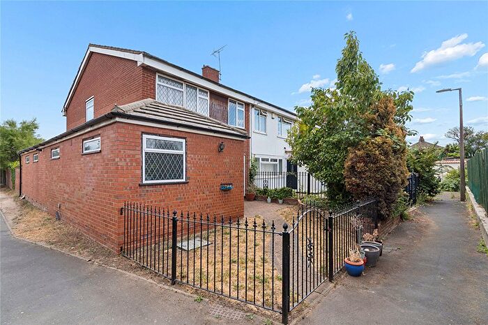 4 Bedroom Semi Detached House For Sale In Chafford Walk, Rainham, RM13