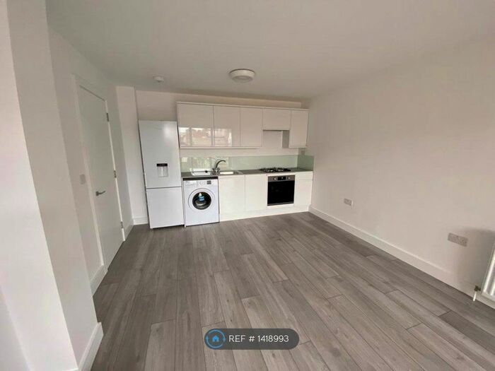 3 Bedroom Flat To Rent In Broadwater Road, London, SW17
