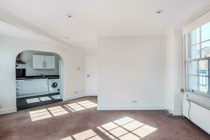 2 Bedroom Flat To Rent In The Triangle, Kennington Lane, SE11