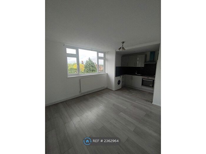 3 Bedroom Flat To Rent In Intalbury Avenue, Aylesbury, HP19