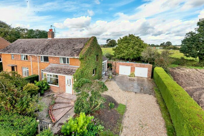 3 Bedroom Semi-Detached House For Sale In Woodland View, Horncastle, Lincs LN9