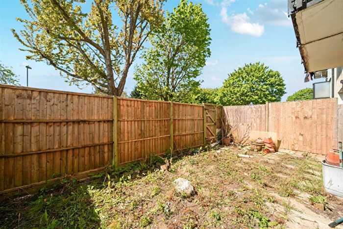 2 Bedroom Flat For Sale In Mantle Close, Gosport, PO13