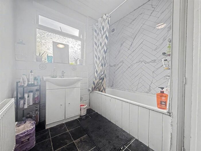 3 Bedroom Semi Detached House For Sale In Headstone Gardens, Harrow, HA2