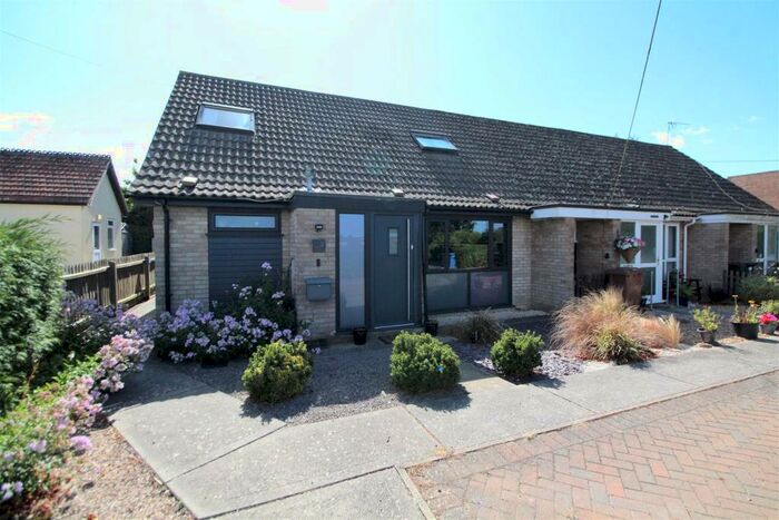 3 Bedroom Chalet For Sale In The Causeway, Hitcham, Ipswich, IP7