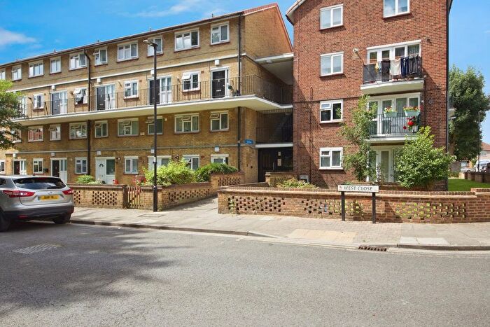 2 Bedroom Maisonette For Sale In West Close, London, N9
