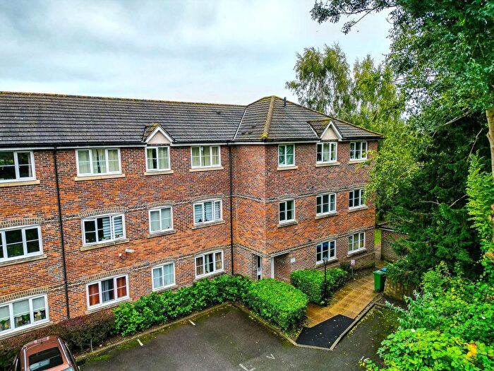 2 Bedroom Flat For Sale In Latimer Court, Earlswood, Redhill, Surrey, RH1