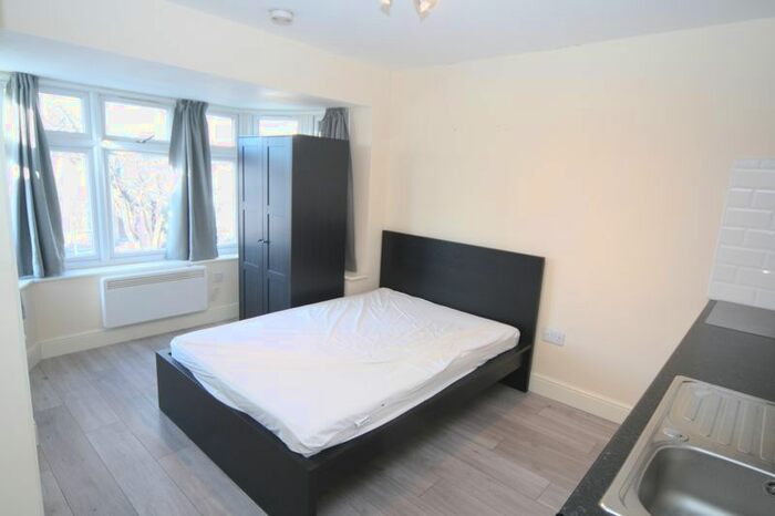 Studio To Rent In Bideford Avenue, Perivale, Greenford UB6