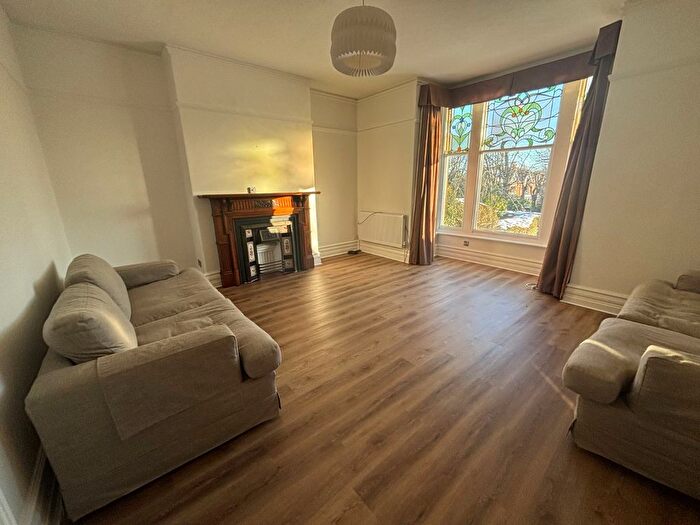 2 Bedroom Flat To Rent In North Park Avenue, Leeds, West Yorkshire, LS8