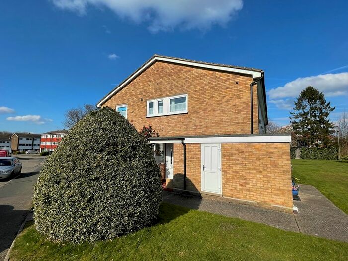 2 Bedroom Maisonette To Rent In Sparrow Drive, Orpington, BR5