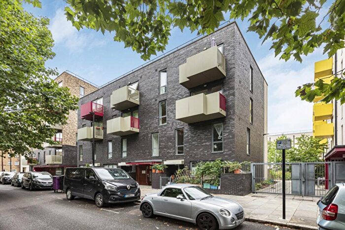 2 Bedroom Apartment To Rent In Trafalgar Gardens, Stepney Green, London, E1