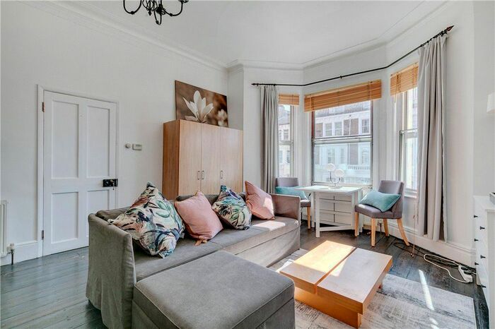 Studio To Rent In Sinclair Gardens, Kensington, London, W14