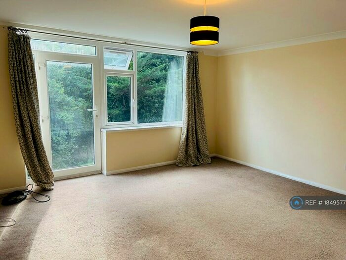 2 Bedroom Flat To Rent In Amersham Hill, High Wycombe, HP13