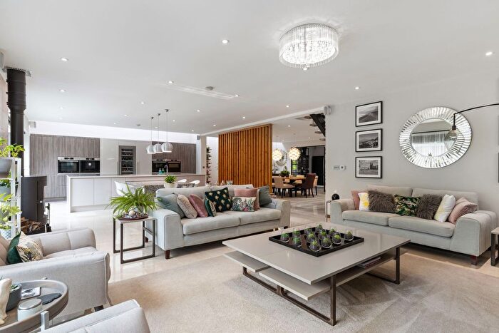 4 Bedroom Detached House For Sale In Lower Wokingham Road, Crowthorne, RG45