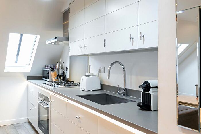 2 Bedroom Flat To Rent In Rathbone Place, London, W1T