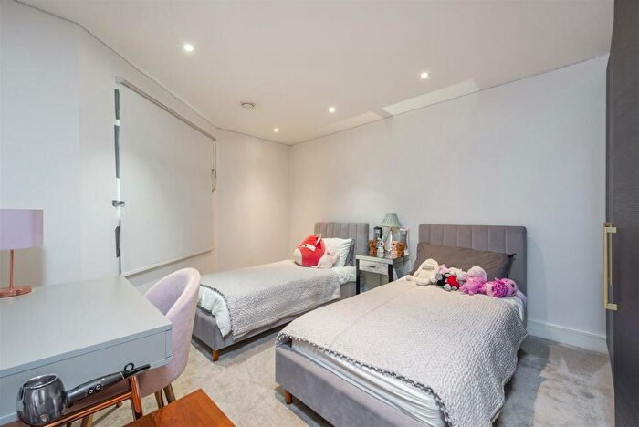 2 Bedroom Flat For Sale In Flower Lane, Mill Hill, London, NW7