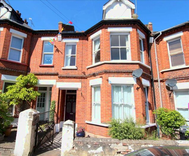 2 Bedroom Flat To Rent In Victoria Drive, Leigh-On-Sea SS9