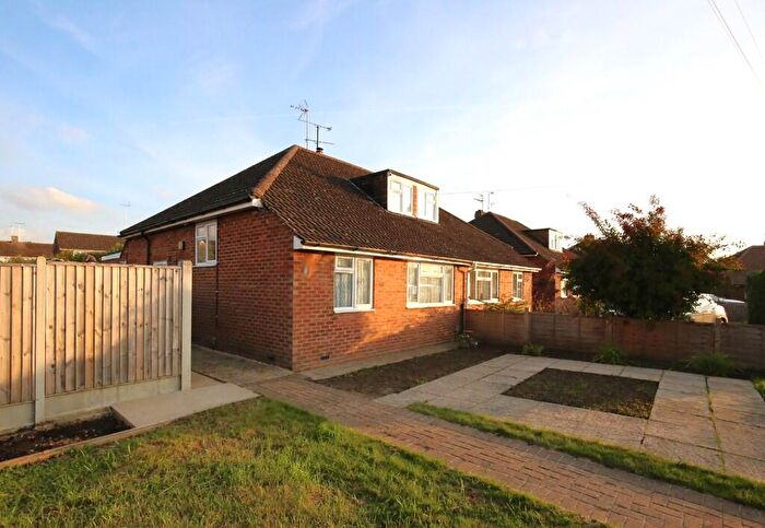 4 Bedroom Bungalow For Sale In Clipstone Crescent, Leighton Buzzard, Bedfordshire, LU7