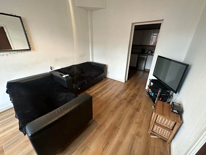 5 Bedroom Flat To Rent In Dickenson Road, Rusholme, £pppw, M14