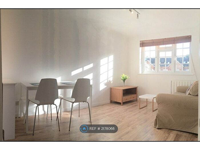 1 Bedroom Flat To Rent In Gables Close, London, SE5