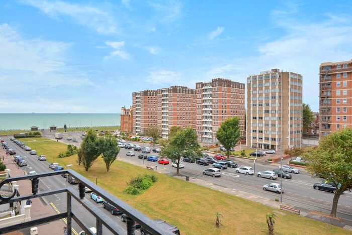 3 Bedroom Flat To Rent In Grand Avenue, Hove, BN3