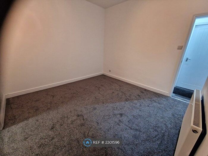 2 Bedroom End Of Terrace House To Rent In Hawthorn Road, Manchester, M40