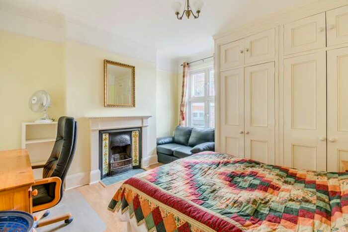 3 Bedroom Maisonette To Rent In Fuham Palace Road, Hammersmith, London, W6