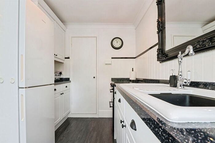 1 Bedroom Flat For Sale In Bassett Avenue, Southampton, SO16