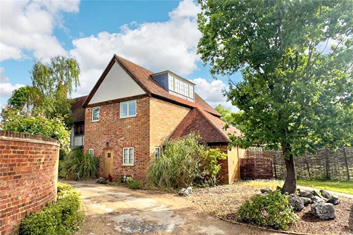 4 Bedroom Semi-Detached House To Rent In Denham Lane, Chalfont St. Peter, Gerrards Cross, Buckinghamshire, SL9