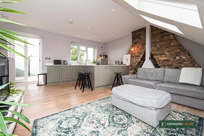 2 Bedroom Flat To Rent In Ormiston Grove, Shepherds Bush, London, Js, Uk, W12