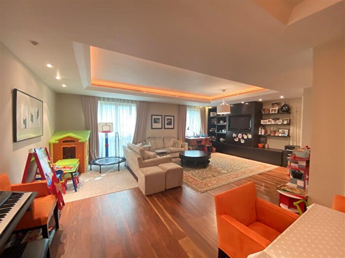 3 Bedroom Flat To Rent In Lancelot Place, Knightsbridge, SW7
