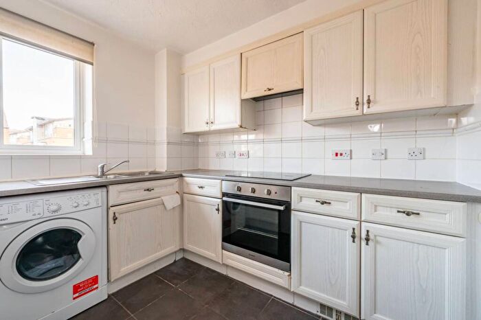 2 Bedroom Flat To Rent In Langbourne Place, Canary Wharf, London, E14