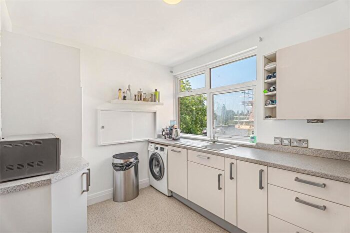 2 Bedroom Apartment For Sale In Albany Park Road, Kingston Upon Thames, KT2