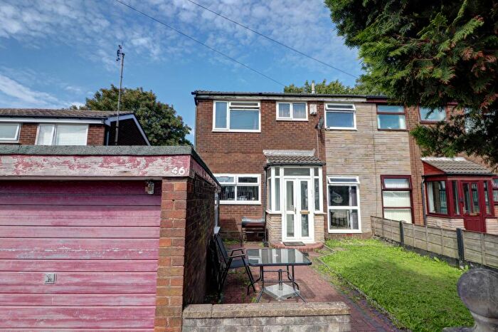 3 Bedroom Semi Detached House For Sale In Wakefield Drive, Oldham, OL1