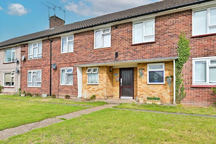 2 Bedroom Flat For Sale In Millbrook Road, Bushey, WD23