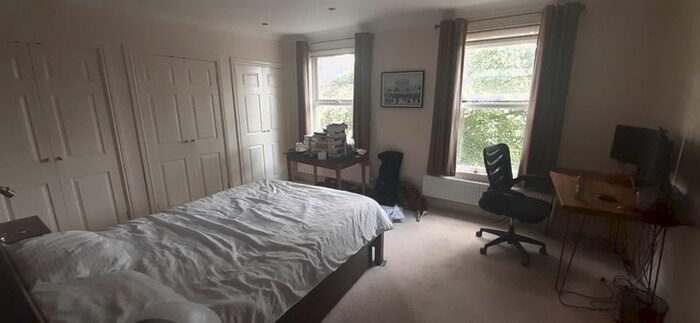 3 Bedroom Property To Rent In Three Bedroom Flat, Vicarage Grove, SE5