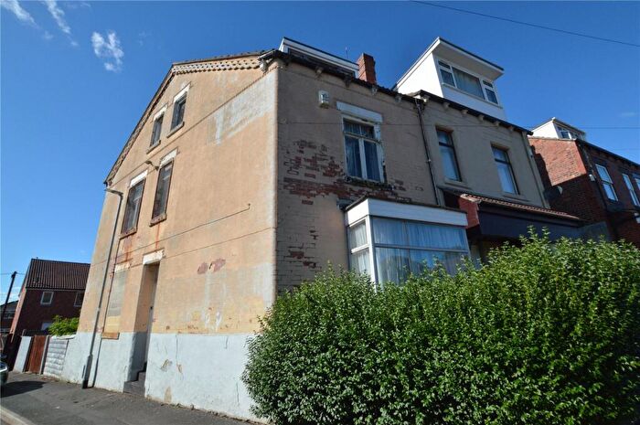 5 Bedroom Semi-Detached House For Sale In Tyas Grove, Leeds, LS9