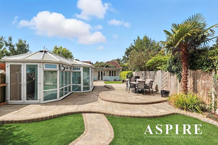 4 Bedroom Semi-Detached House For Sale In Self Contained Annexe - Video Inside - The Avenue, Hadleigh, Benfleet, Essex, SS7
