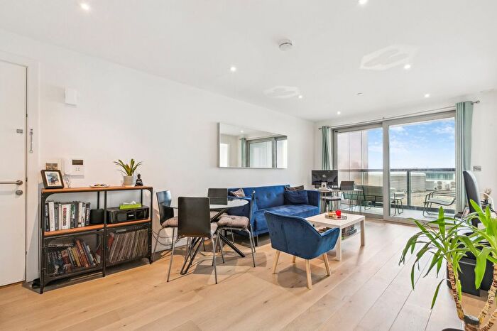 2 Bedroom Flat To Rent In Bronze Building, Buckhold Road, SW18