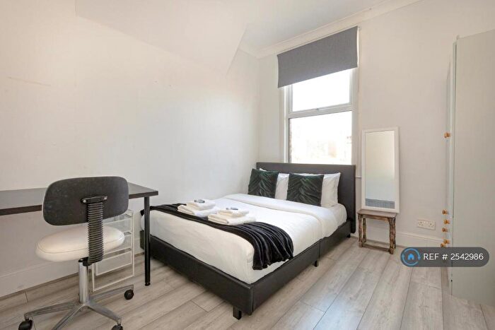 2 Bedroom Flat To Rent In High Road Leytonstone, Waltham Forest, London, E11