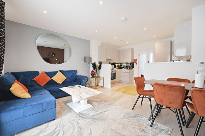3 Bedroom Flat To Rent In Cargo House, Canary Wharf, London, E16