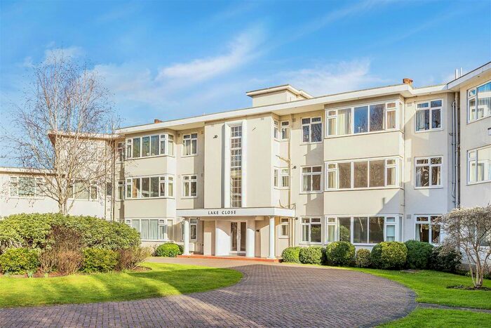 2 Bedroom Flat To Rent In Lake Close, London, SW19